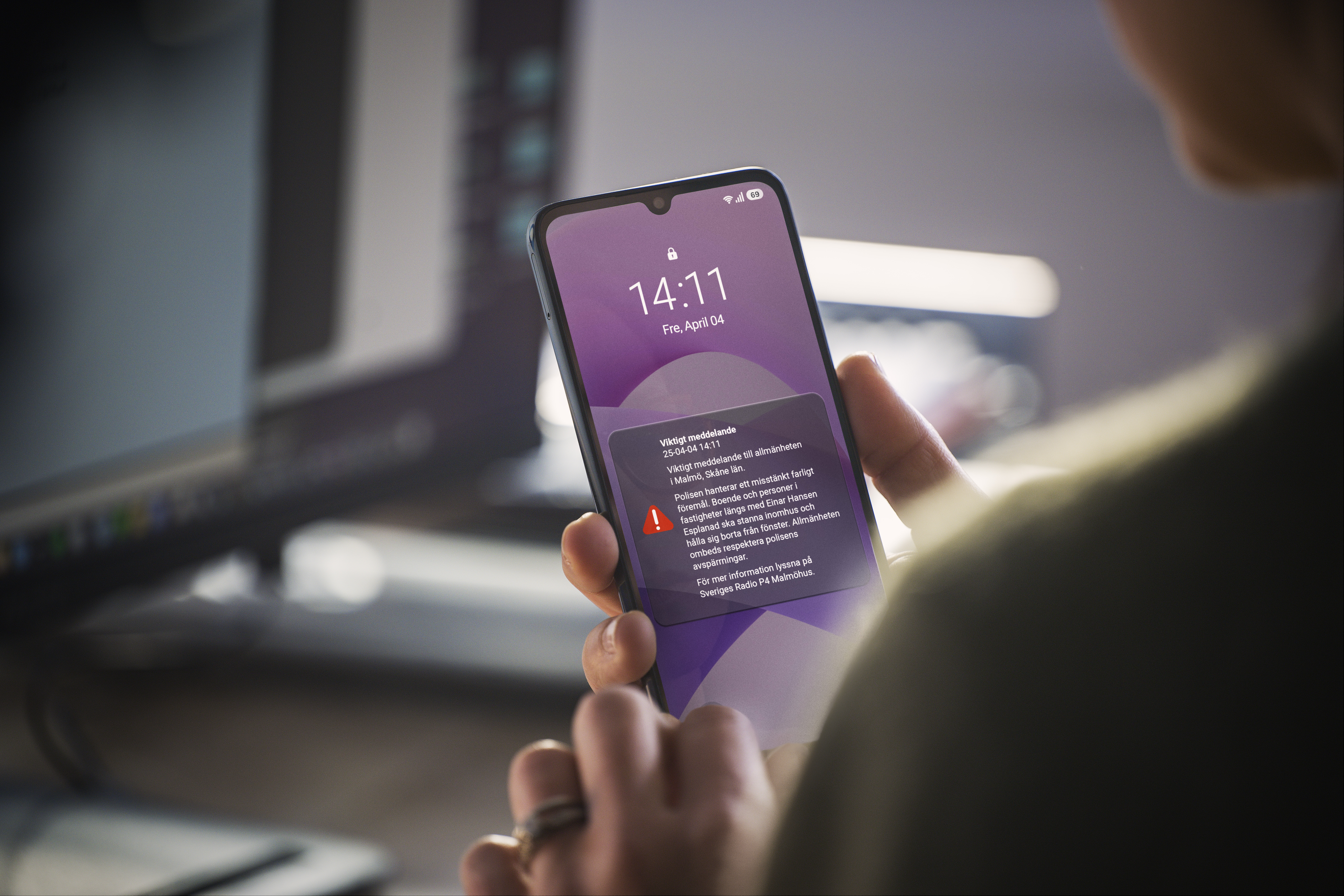 Närbild på mobiltelefon med meddelande
